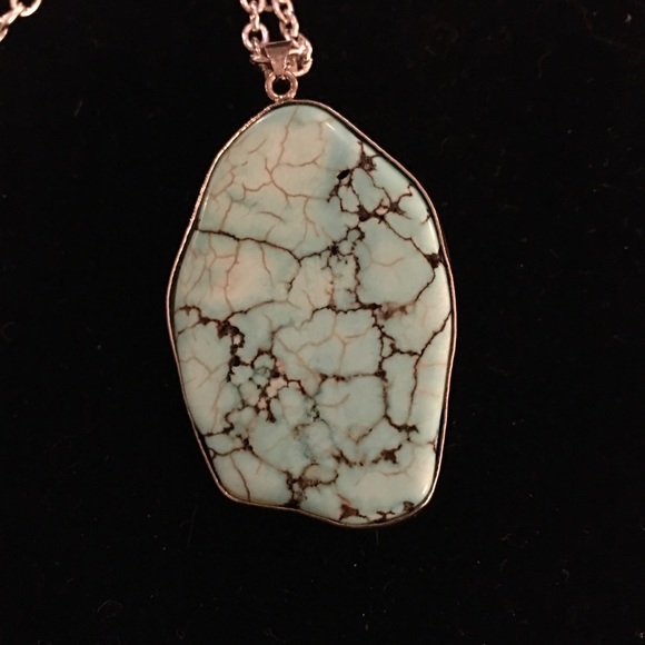 Turquoise blue howlite pendant and chain - Picture 2 of 4